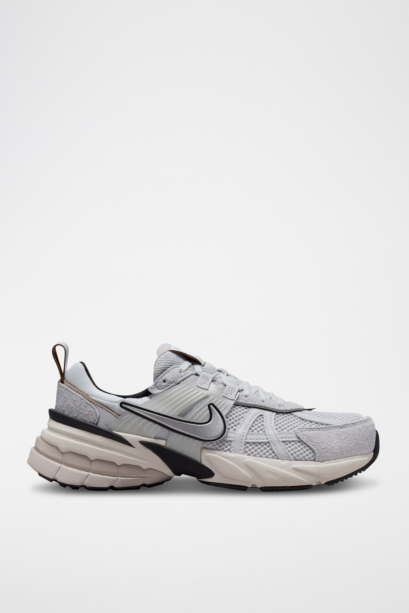 Baskets Nike V2K Run - Gris clair et blanc - 02 - 33592677