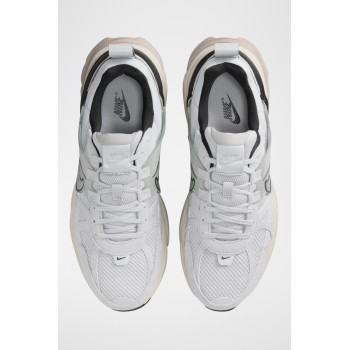 Baskets Nike V2K Run - Gris clair et blanc - 02 - 33592677