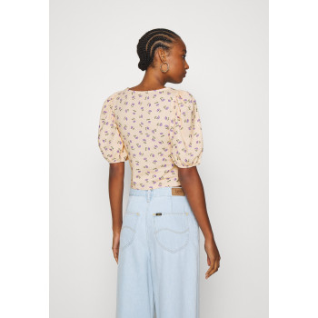 Monki T-shirt basique MALENA - 01 - MOQ21D06C|E11