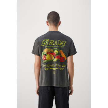 BDG Urban Outfitters T-shirt imprimé FIVE A DAY TEE UNISEX - 01 - QX721007W|C11