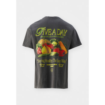 BDG Urban Outfitters T-shirt imprimé FIVE A DAY TEE UNISEX - 01 - QX721007W|C11