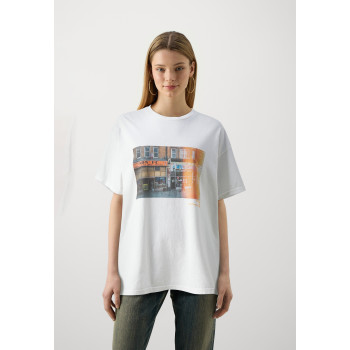 BDG Urban Outfitters T-shirt imprimé MUSEUM OF YOUTH SHOP TEE UNISEX - 01 - QX7210099|A11