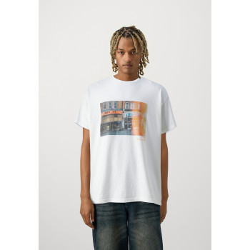 BDG Urban Outfitters T-shirt imprimé MUSEUM OF YOUTH SHOP TEE UNISEX - 01 - QX7210099|A11