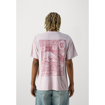 BDG Urban Outfitters T-shirt imprimé OSAKA MOUNTAIN TEE UNISEX - 01 - QX7210094|J11