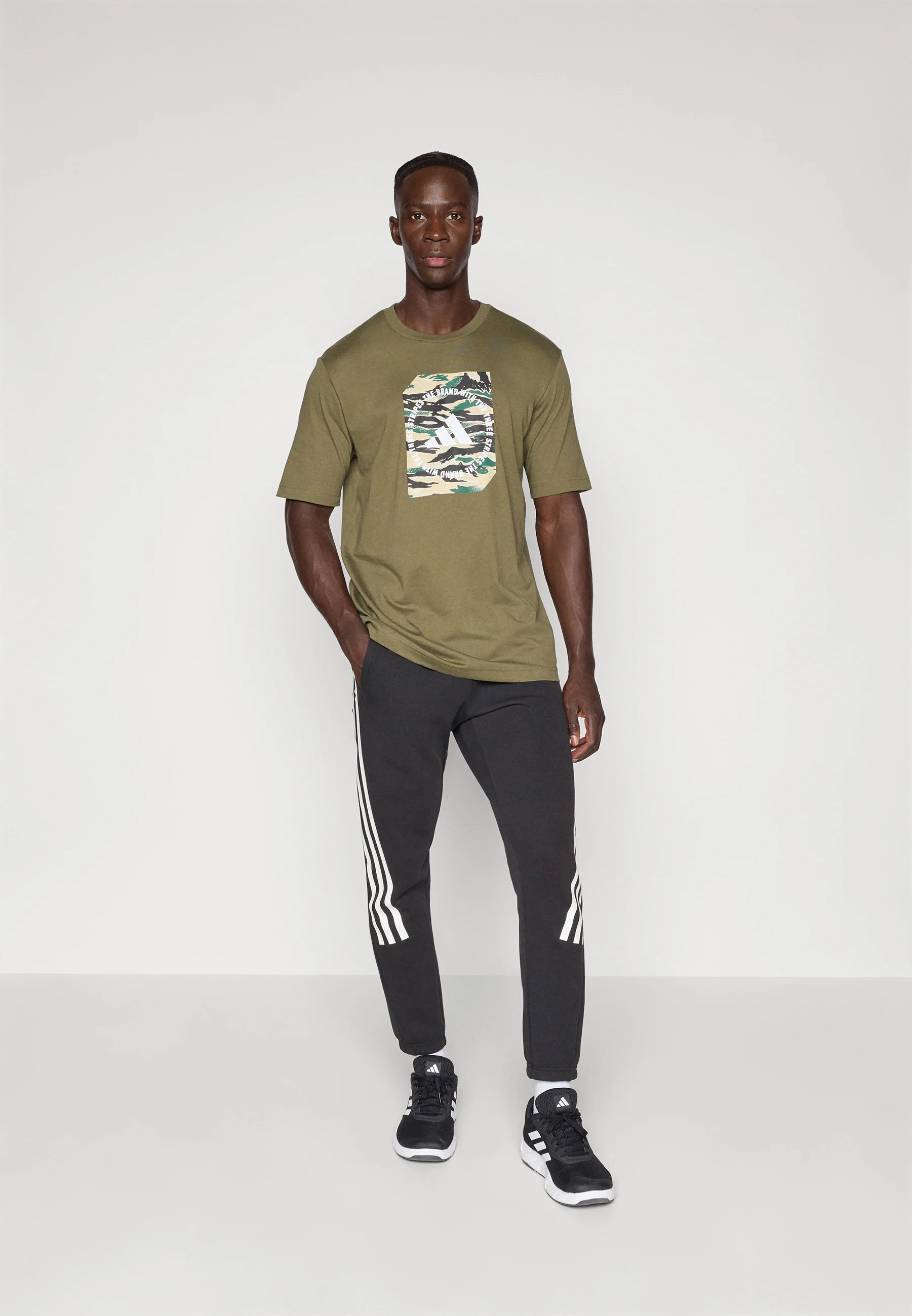 adidas Sportswear CAMO BOX T-shirt imprimé kaki L undefined