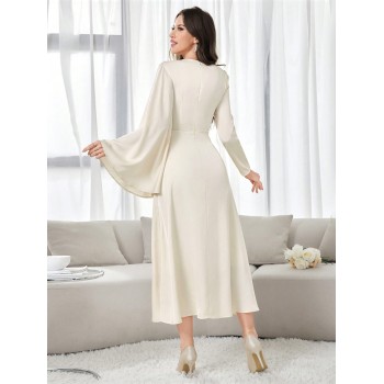 SHEIN Modely Robe élégante à taille haute pour femme avec encolure asymétrique et manches évasées pour l'été - 35444701