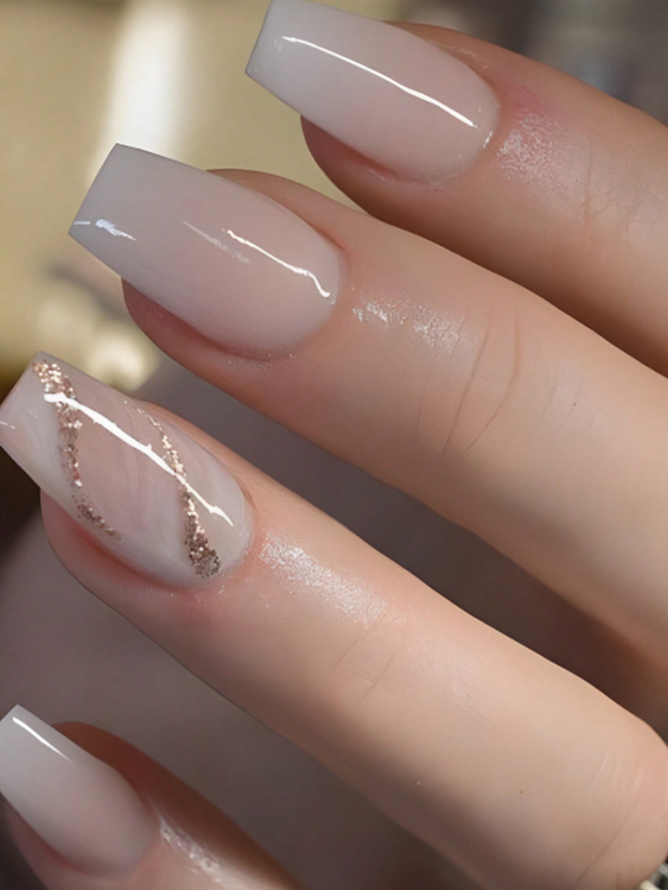 Mettez-vous en valeur! 24 pièces Ongle faux en forme de cercueil long avec design de rayures dégradé simples et paillettes couleur champagne, ongles à pression, parfait pour les soirées et les fournitures d'ongles pour un usage quotidien - 28227495