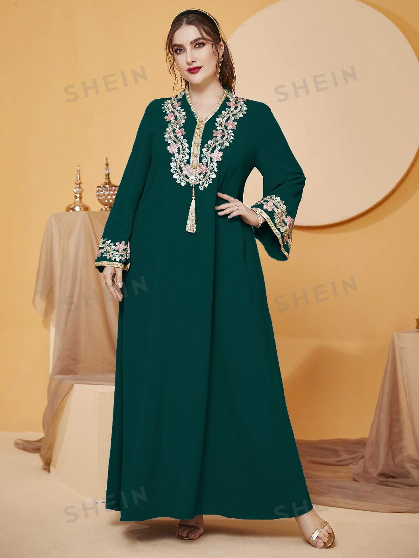 SHEIN Modely Robe avec broderie fleurie et franges - 13069051