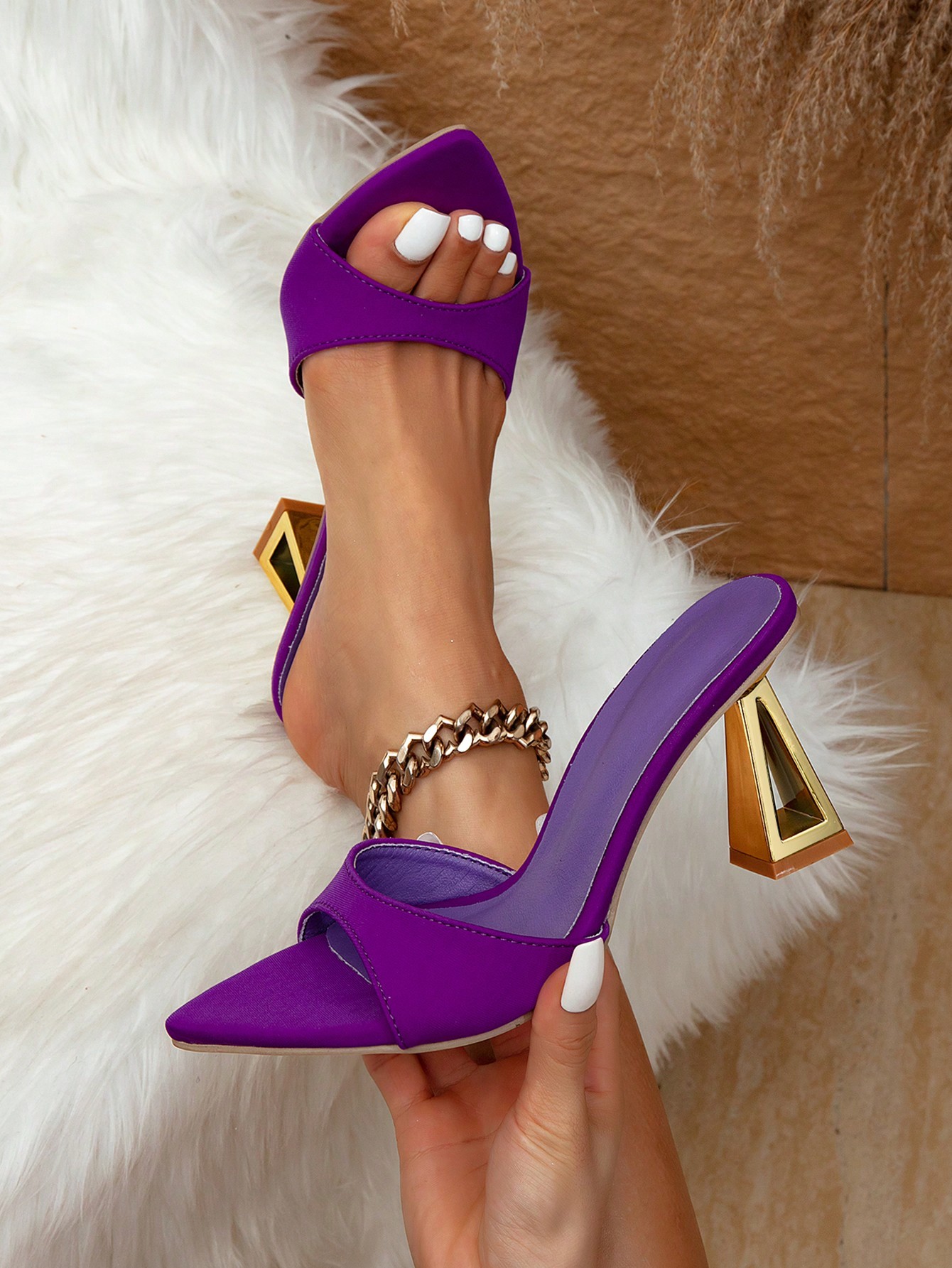 Sandales à talons hauts iridescents en lycra violet pour femme, faciles à enfiler avec bout pointu et talon doré, élégantes pour les fêtes et les soirées - 35848364