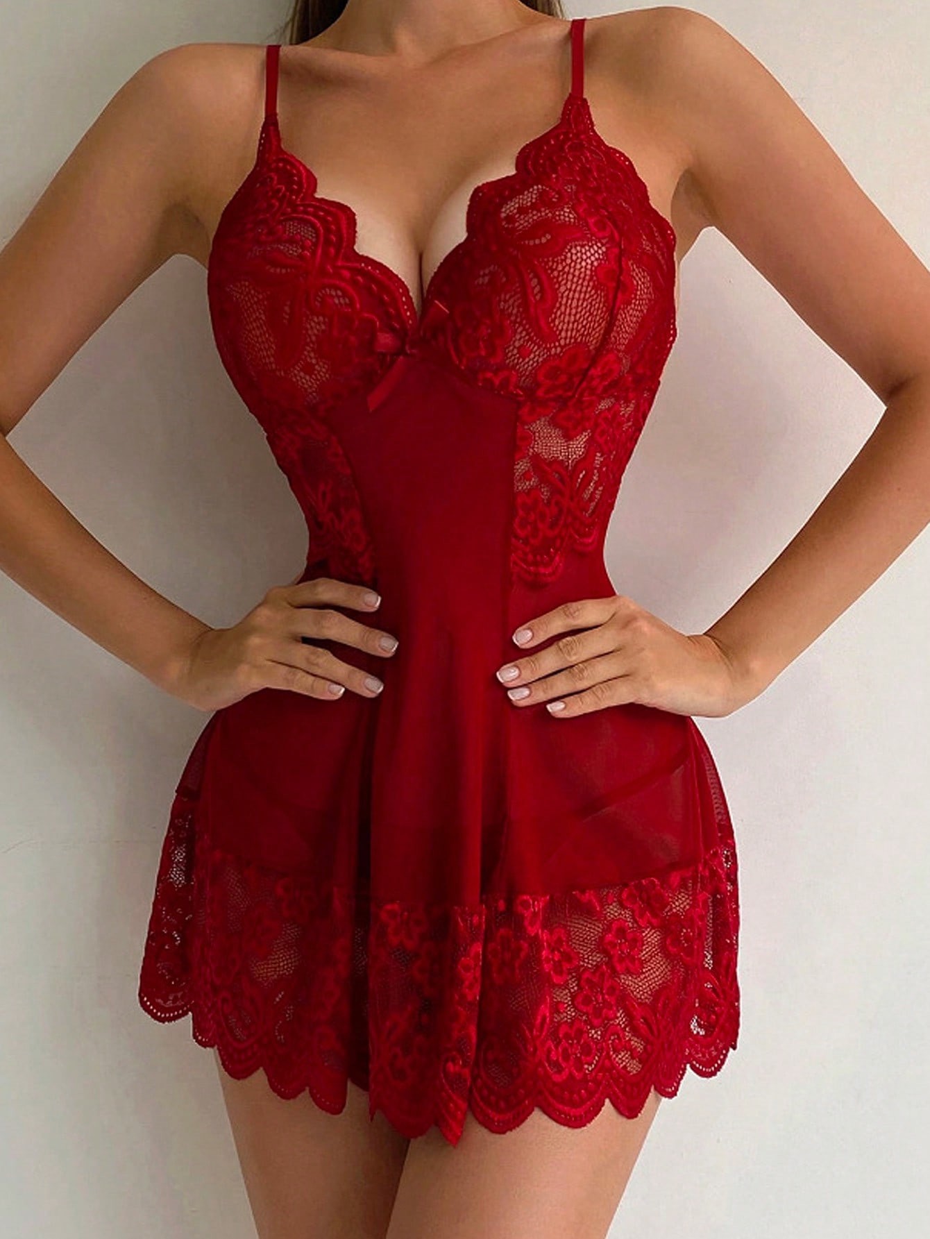 Ensemble de 2 pièces pour femmes sexy en dentelle rouge imprimée avec une robe à bretelles en dentelle transparente et des culottes triangulaires - 26597528