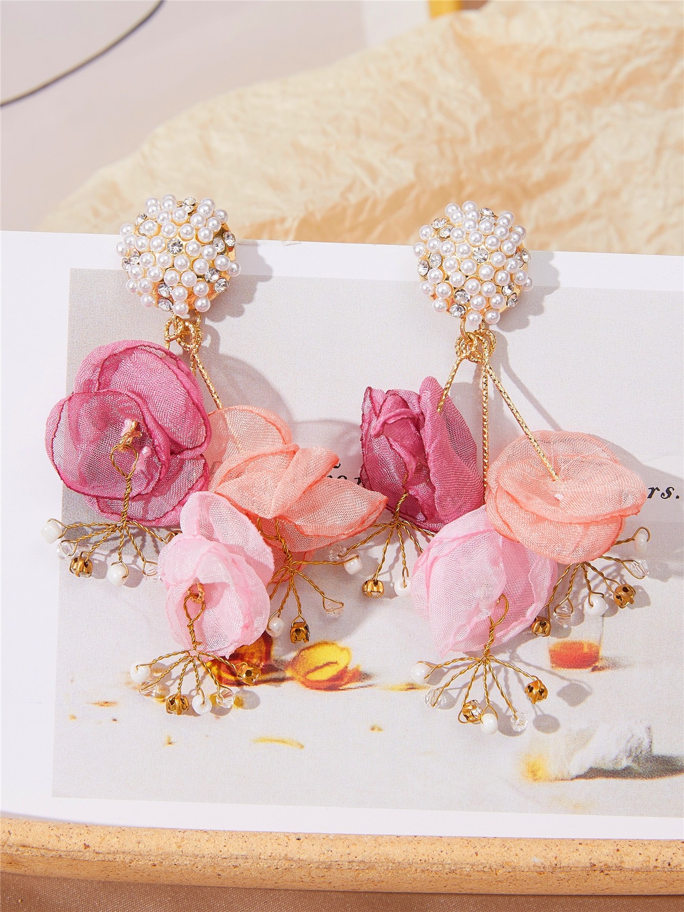 1 Paire De Boucles D'oreilles Tendance Pour Femmes Style Vacances, Tissu Ondulé Fait Main Et Décor De Fausse Perle En Forme De Fleur, Convient Pour Un Usage Quotidien Et Les Vacances - 4087201