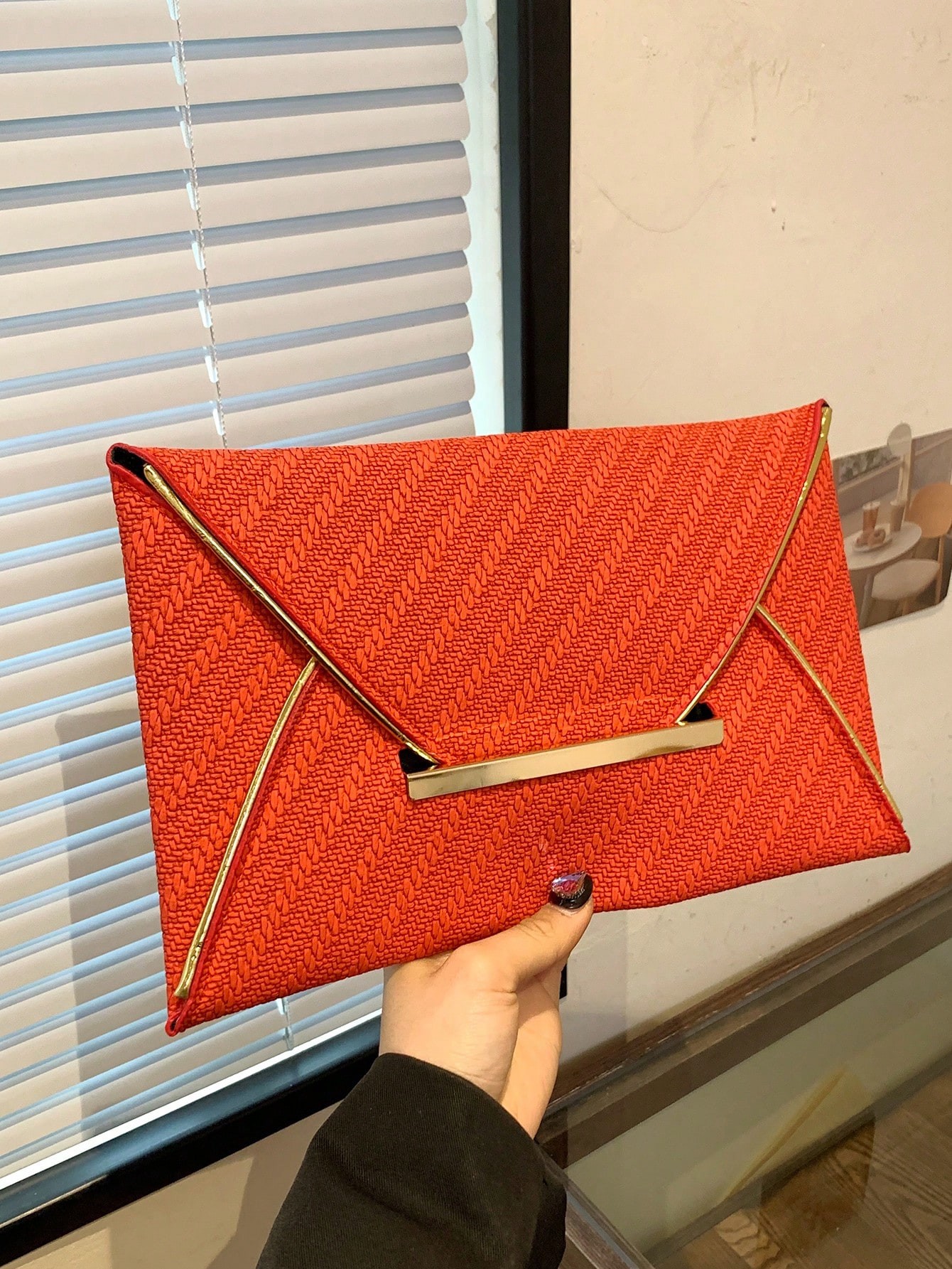 Nouvelle pochette à motif crocodile à la mode et minimaliste, avec garniture de couleur dorée, sac de soirée élégant et tendance pour femmes, style enveloppe - 36493101