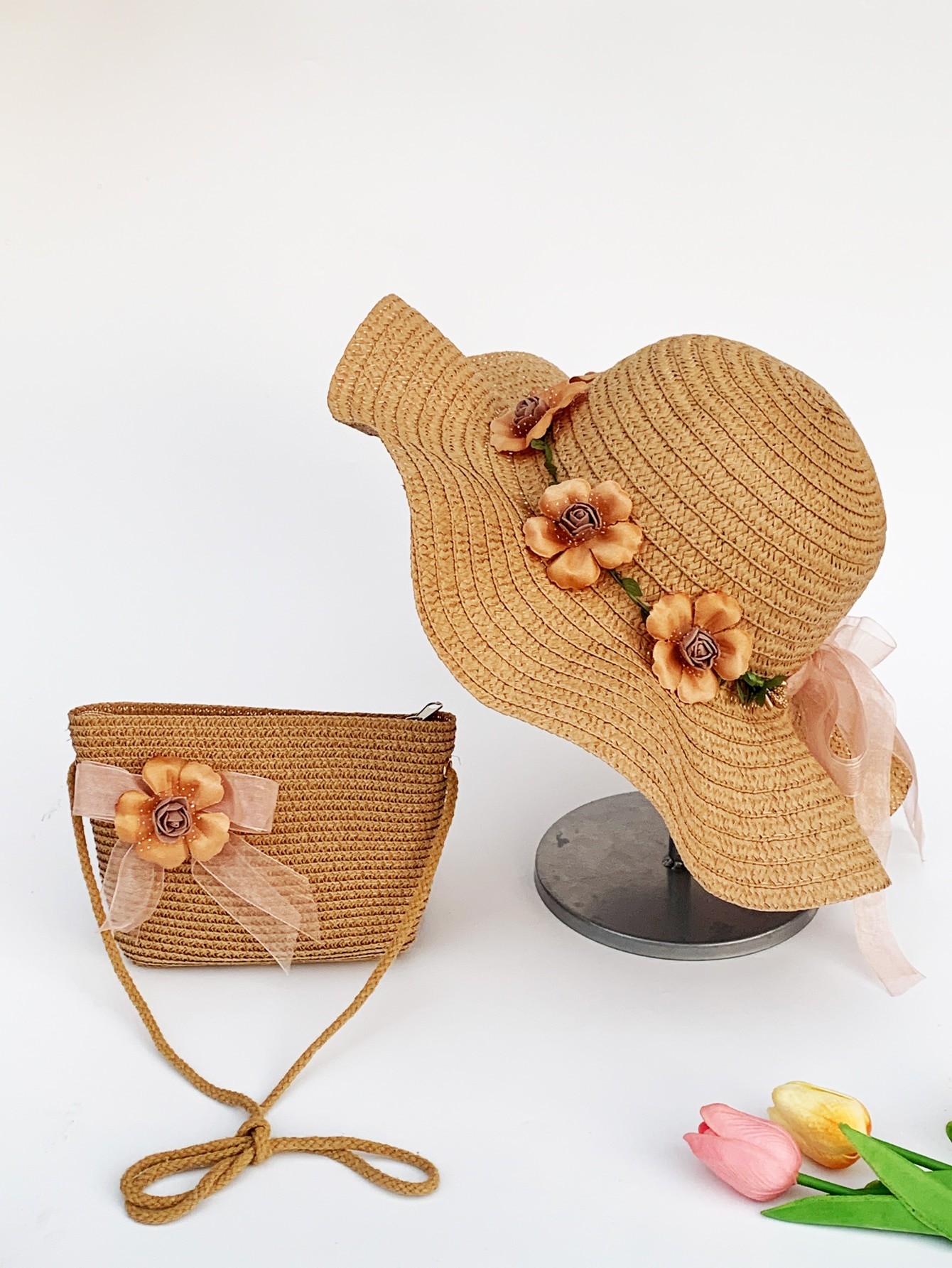 Ensemble De 2 Pièces Chapeau De Soleil Tissé Pour Dames Avec Bandeau Floral Décoré Et Sac Tissé De Couleur Kaki, Style À La Mode Et Frais, Adapté Pour Et Facile À Transporter. Le Chapeau Peut Être Plié De Style Boho. - 21259934