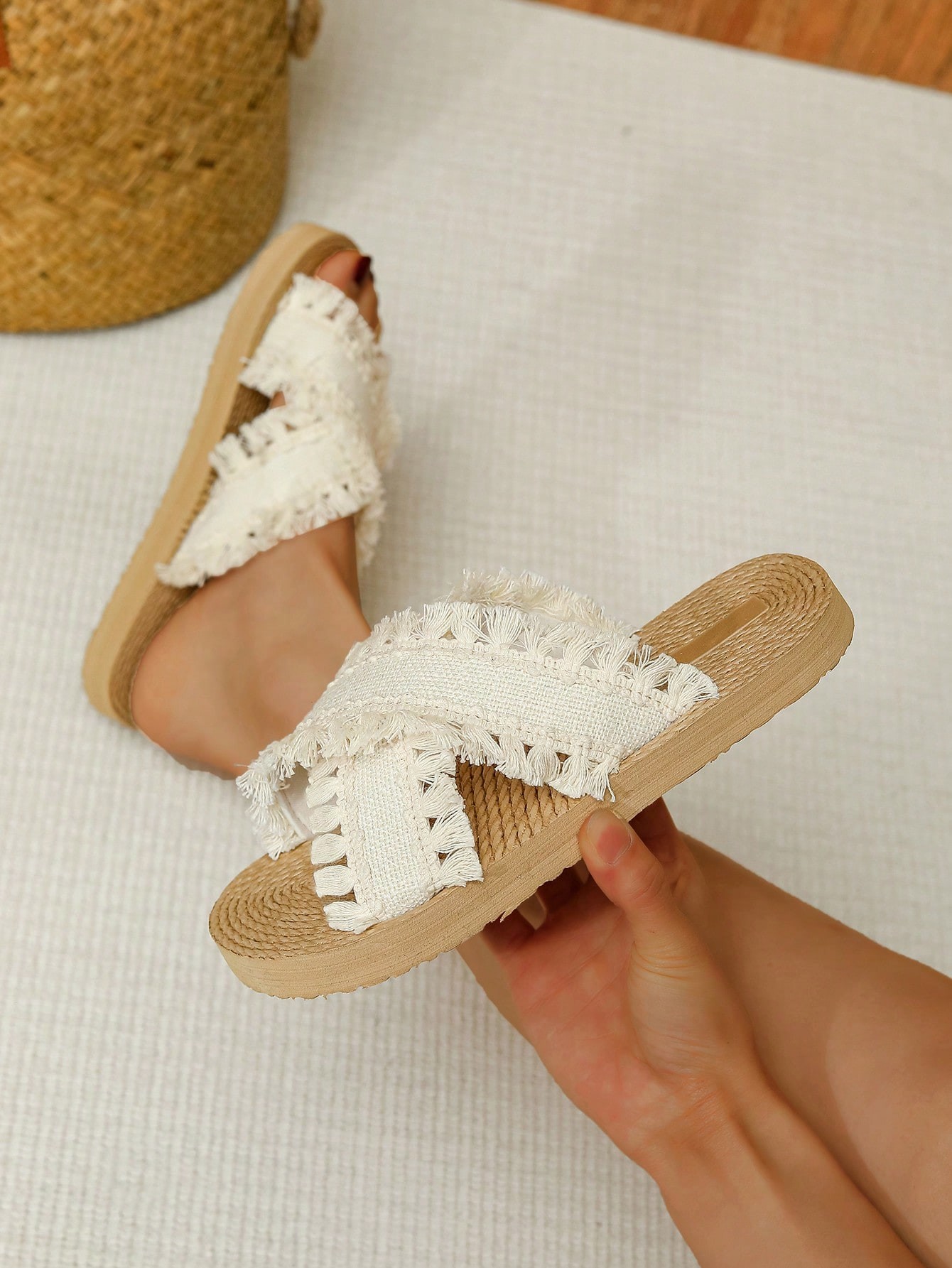 Sandales Plates Croisées Pour Femmes De Conception Nouvelle 2024 En Beige Avec Des Franges Pour Un Look Rétro Et Chic Léger, Confortable Et Classique  Plage Ou Des Vacances - 29799445