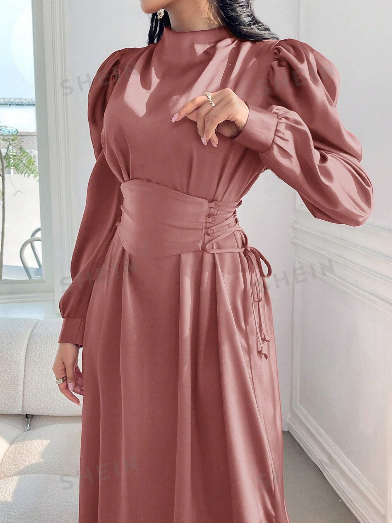 SHEIN Modely Robe à manches longues élégante et plissée pour femme à col montant de couleur unie - 36654681