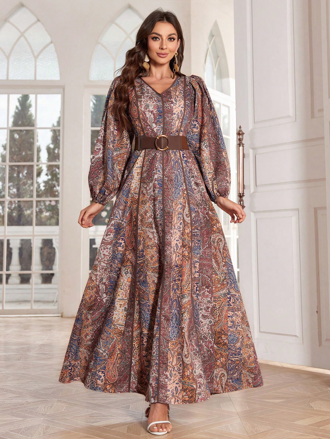 Robe caftan longue élégante avec manches lanterne de style arabe pour femmes au printemps / été avec imprimé de fleurs paisley et encolure en V - 33520119