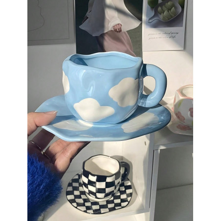 1 pièce Ensemble tasse à café en céramique de style créatif et frais avec soucoupe, avec un design de nuages bleus/violets peints à la main en sous-glaçure et une forme irrégulière - 19954223