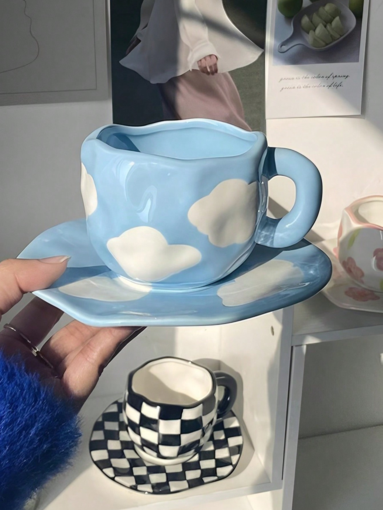 1 pièce Ensemble tasse à café en céramique de style créatif et frais avec soucoupe, avec un design de nuages bleus/violets peints à la main en sous-glaçure et une forme irrégulière - 19954223