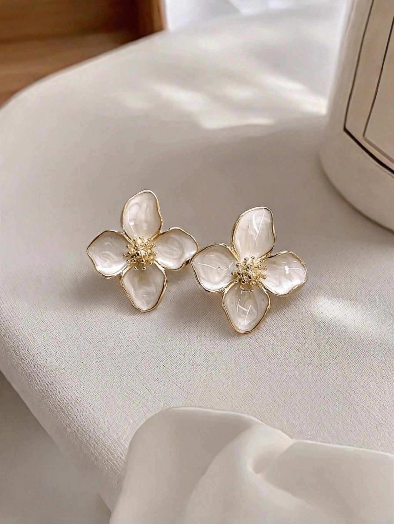 Boucles d'oreilles à tige en alliage de zinc de mode avec fleur pour femmes pour une décoration quotidienne - 37892673