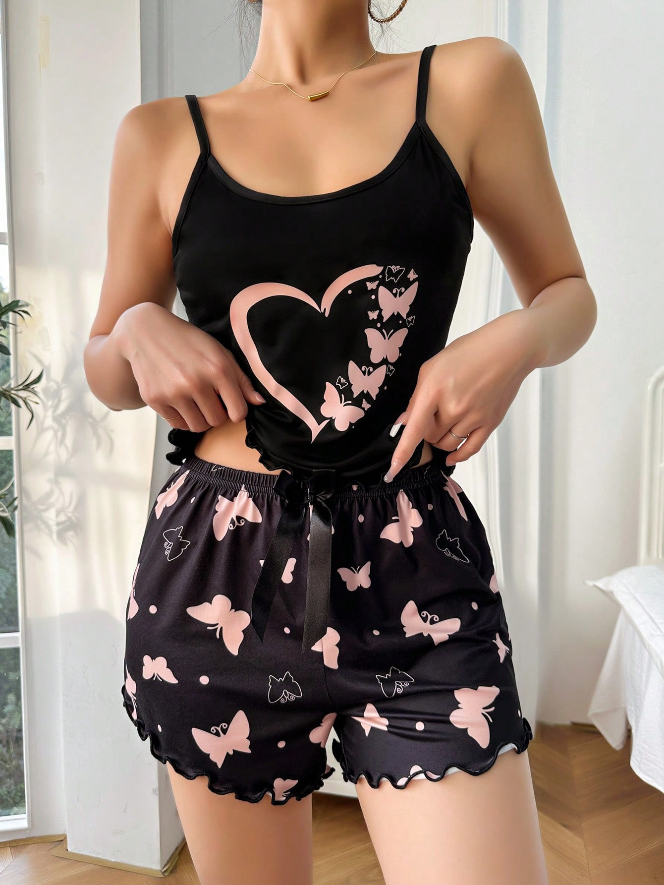 Ensemble Pyjama Avec Haut Cami À Impression De Papillon En Forme De cœur Et Shorts - 28410494