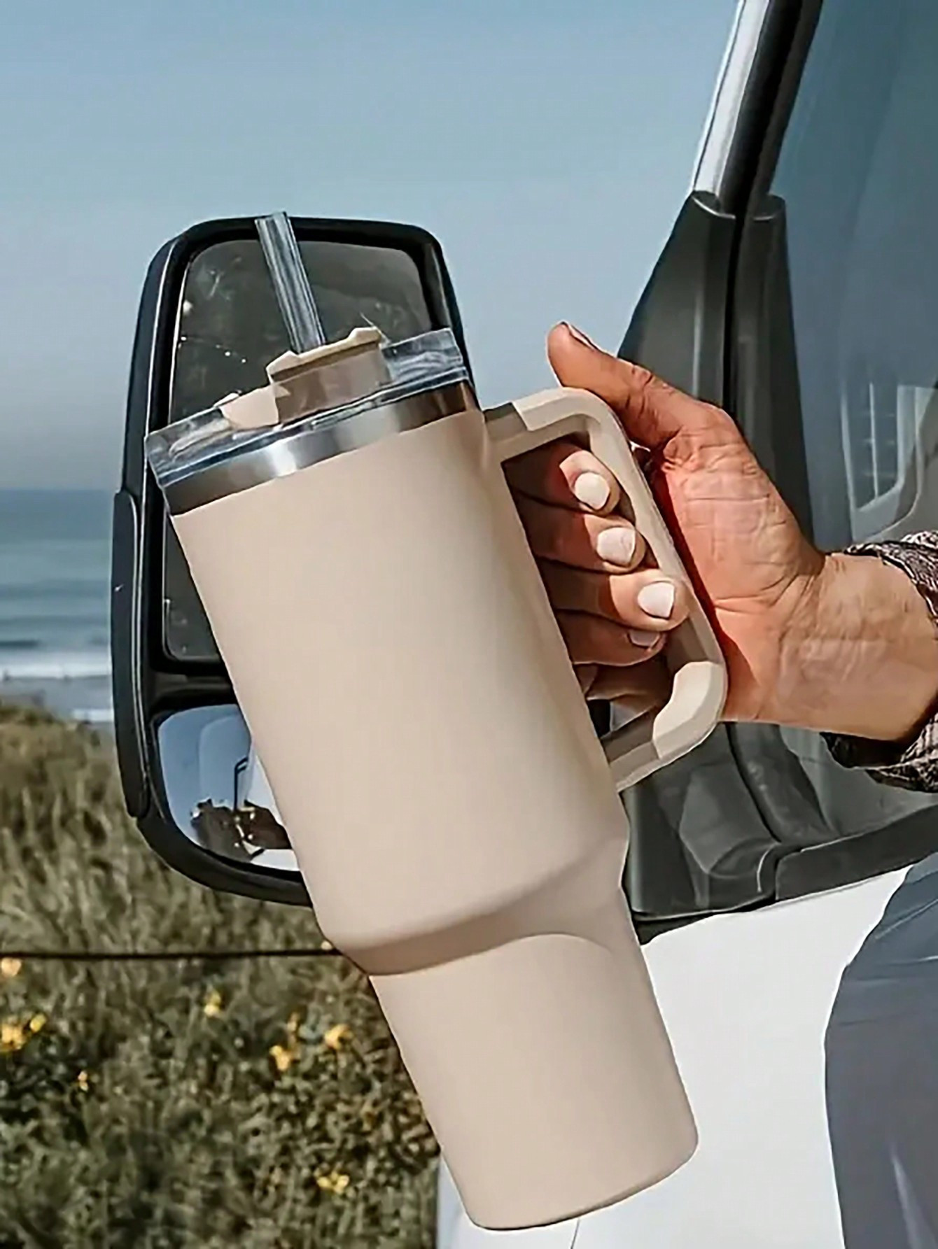 Tasse De Voiture Isolée Avec Poignée En Paille - 22650886