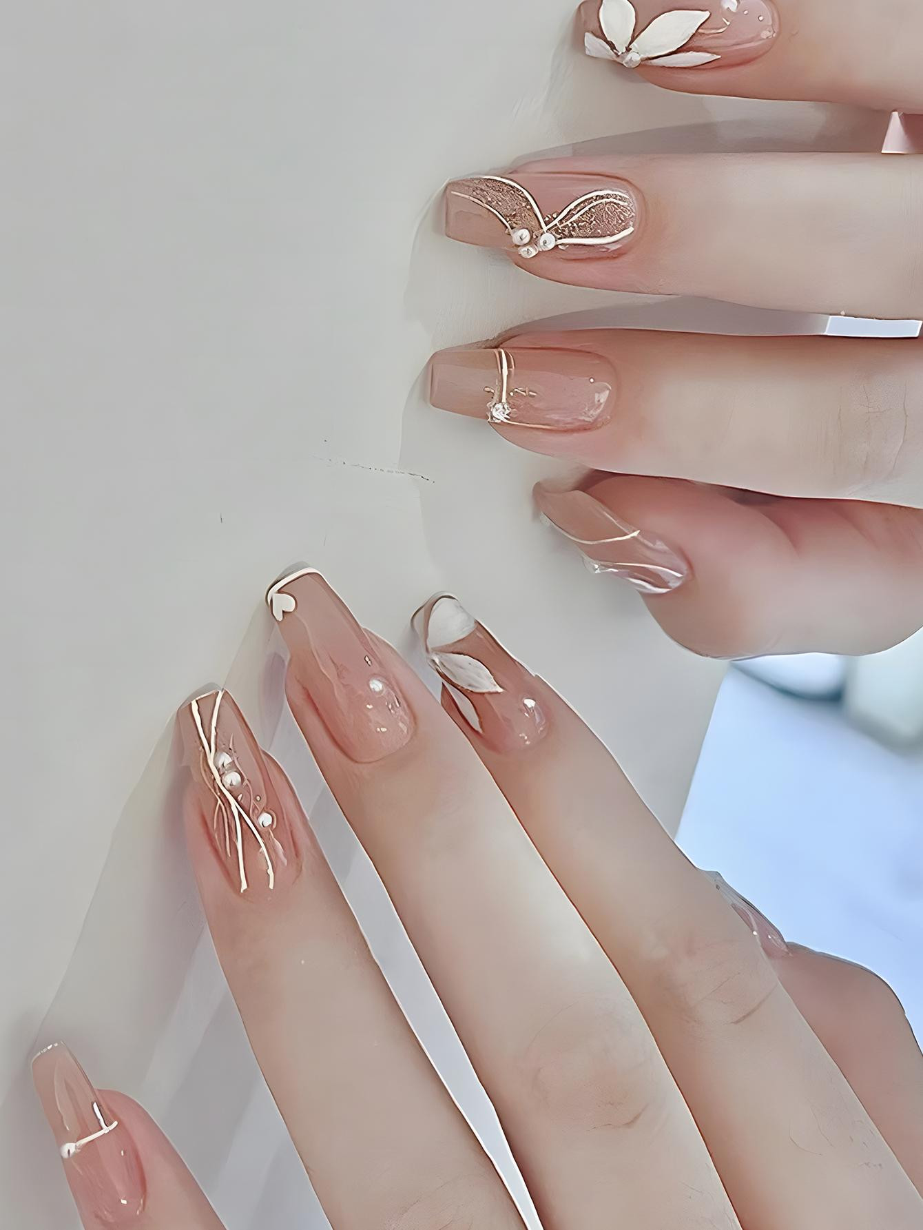 Mettez à niveau votre look avec le kit de faux ongles de 24 pièces pour femmes et filles. Il s'agit de longs ongles imprimés de fleurs avec perles fac à compléter votre look. - 17252734