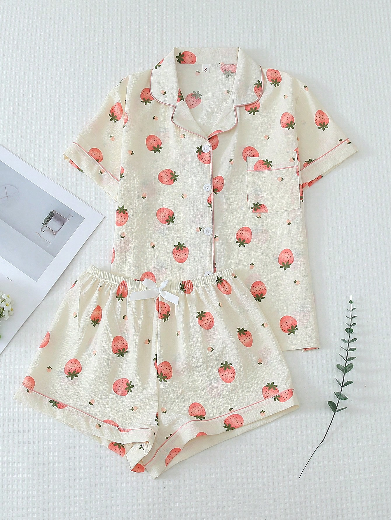 Ensemble pyjama d'été pour femmes, imprimé fraise, 2 pièces, haut à manches courtes boutonné et short, tenue d'intérieur décontractée d'été - 38319005