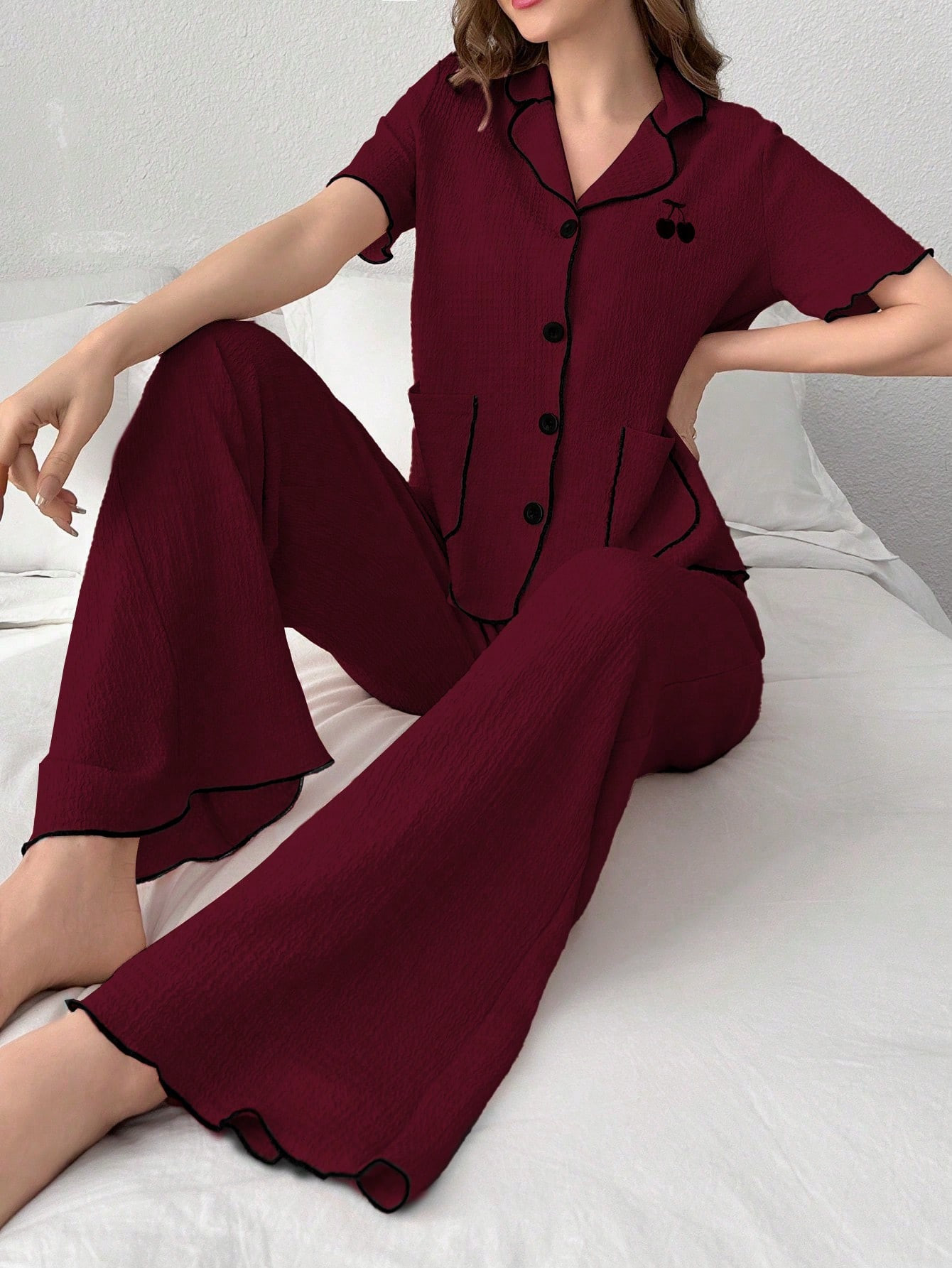 Ensemble pyjama pour femme avec haut à manches courtes à bordure contrastante brodée de cerises et pantalon long - 36107678