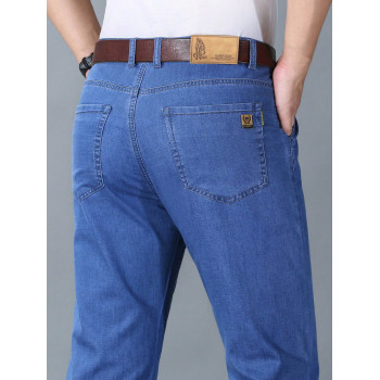 Jeans d'affaires bleu clair lavé à l'eau pour hommes, ajustés et avec poches obliques - 36377298