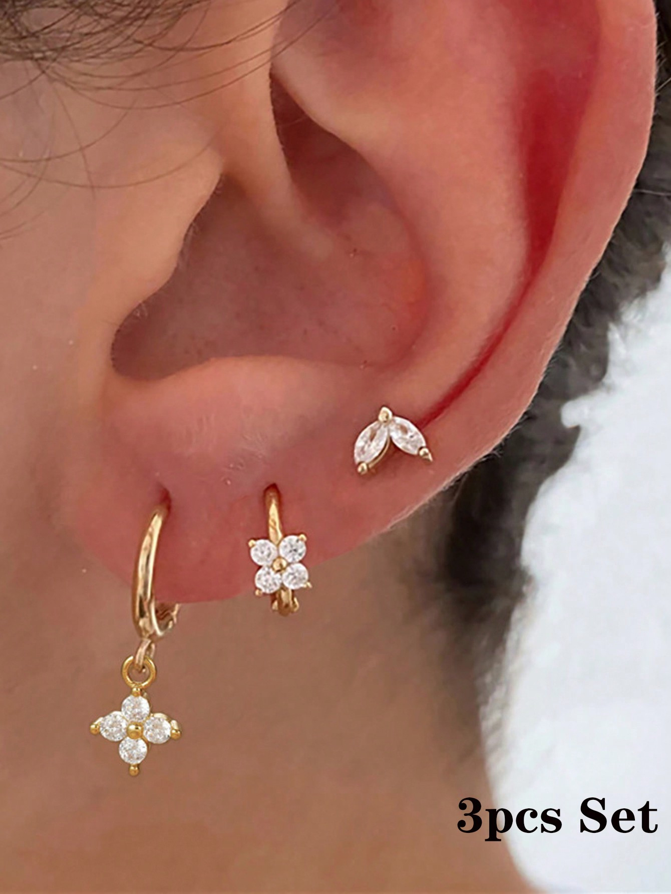 Ensemble de 3 boucles d'oreilles créoles Huggie scintillantes plaquées or 18 carats avec CZ pour femmes, boucles d'oreilles d'étude en zircone de fleurs pour perçage de cartilage helix Daith en acier inoxydable, bijoux cadeaux pour filles - 35742962