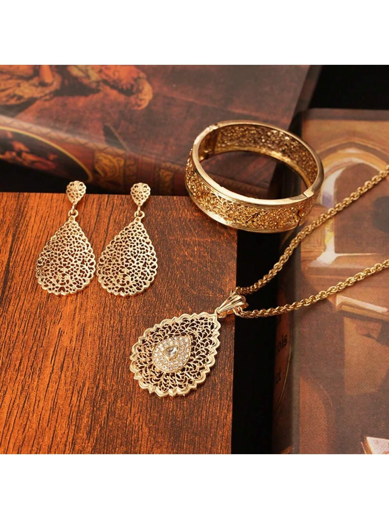 1 pièce set Ensemble de bijoux pour femmes comprenant 1 pièce paire de boucles d'oreilles, 1 pièce bracelet et 1 pièce pendentif de collier, plaqué or, adapté pour les mariées - 28086315